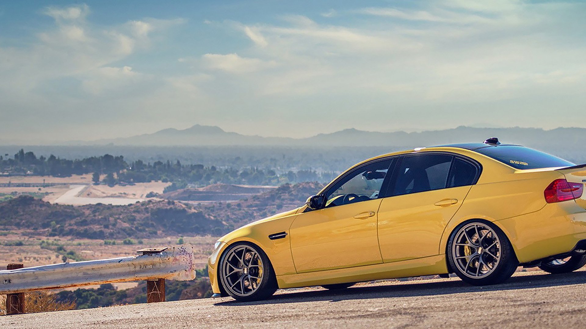 构思巧妙—将不同球队、国别的元素融合，暗示着一场打破常规的独特比赛。我们由此出发，为你构建一个充满故事张力的虚构赛场