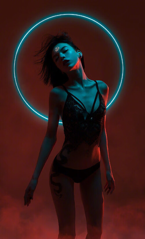 构思巧妙—将不同球队、国别的元素融合，暗示着一场打破常规的独特比赛。我们由此出发，为你构建一个充满故事张力的虚构赛场